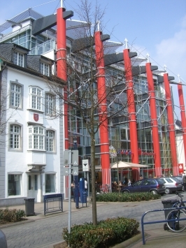 Heinsberg : Hochstraße, Gebäudearchitektur, links im Bild das älteste Bürgerhaus von 1635 und daneben rechts der Sparkassenneubau.